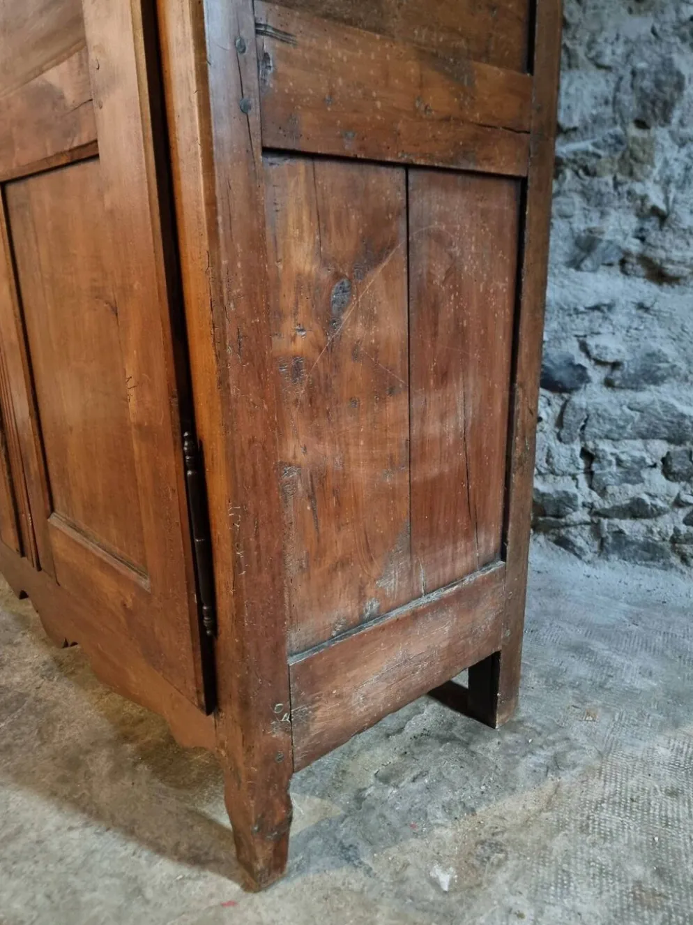 Armoire ancienne française en bois de cerisier XVIIIe siècle – Buffet rustique