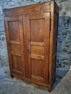 Armoire ancienne française en bois de cerisier XVIIIe siècle – Buffet rustique