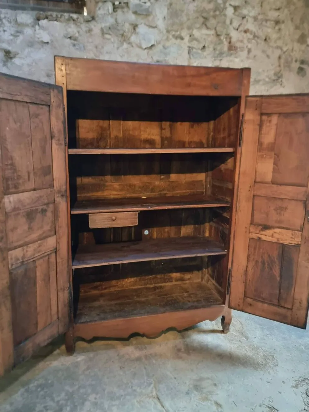Armoire ancienne française en bois de cerisier XVIIIe siècle – Buffet rustique