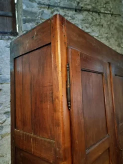 Armoire ancienne française en bois de cerisier XVIIIe siècle – Buffet rustique