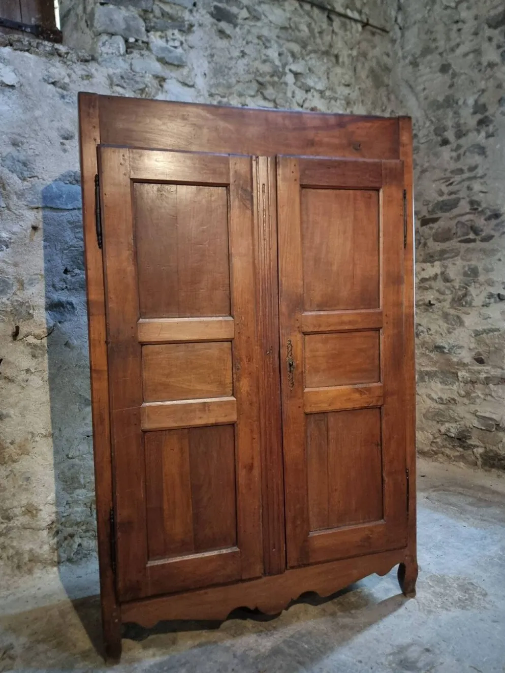 Armoire ancienne française en bois de cerisier XVIIIe siècle – Buffet rustique