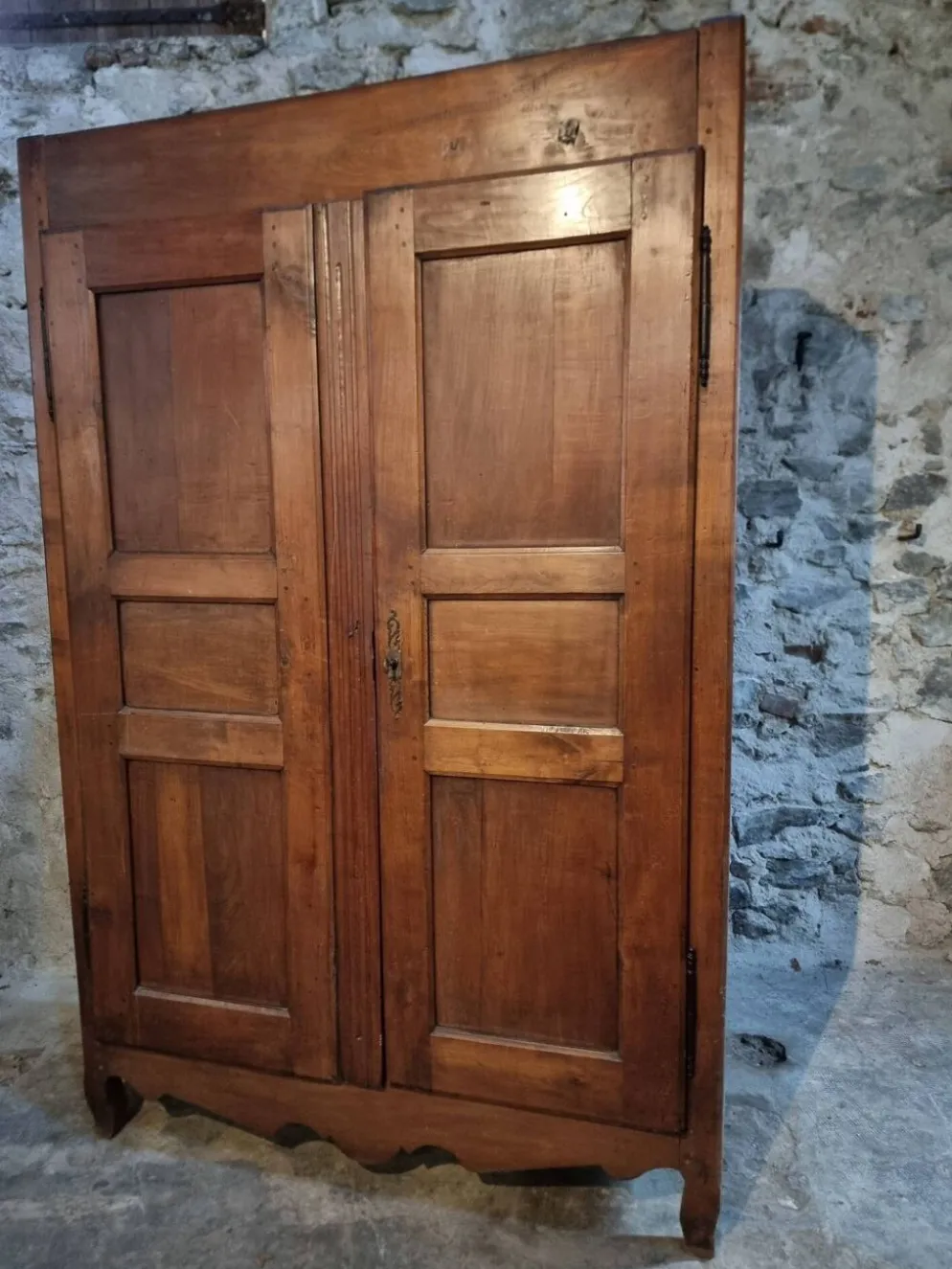 Armoire ancienne française en bois de cerisier XVIIIe siècle – Buffet rustique