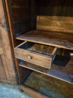 Armoire ancienne française en bois de cerisier XVIIIe siècle – Buffet rustique