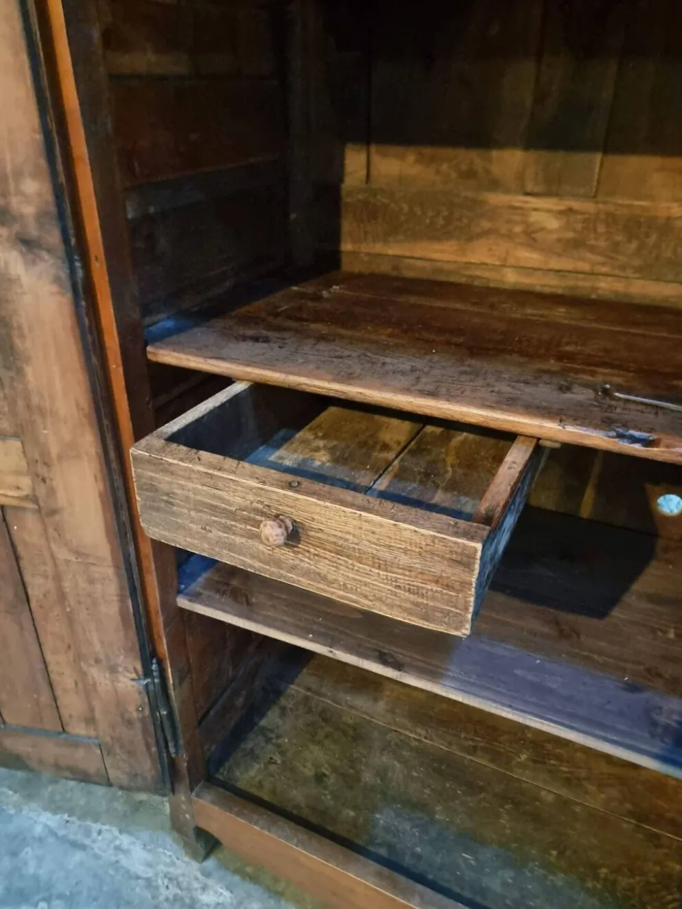 Armoire ancienne française en bois de cerisier XVIIIe siècle – Buffet rustique