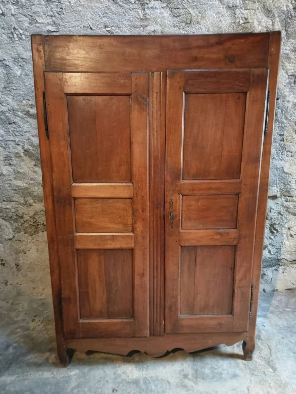 Armoire ancienne française en bois de cerisier XVIIIe siècle – Buffet rustique