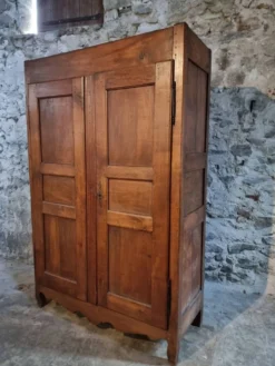 Armoire ancienne française en bois de cerisier XVIIIe siècle – Buffet rustique