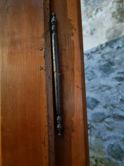 Armoire ancienne française en bois de cerisier XVIIIe siècle – Buffet rustique