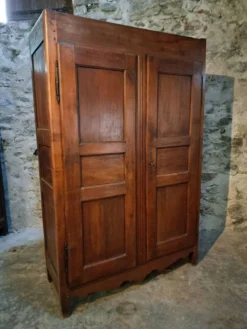 Armoire ancienne française en bois de cerisier XVIIIe siècle – Buffet rustique