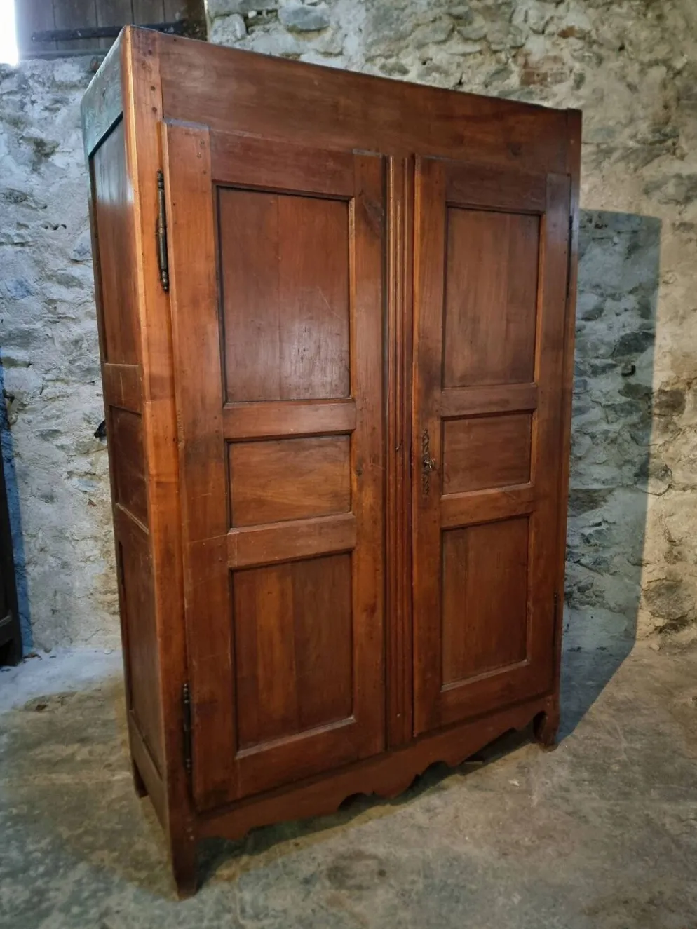 Armoire ancienne française en bois de cerisier XVIIIe siècle – Buffet rustique