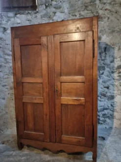 Armoire ancienne française en bois de cerisier XVIIIe siècle – Buffet rustique