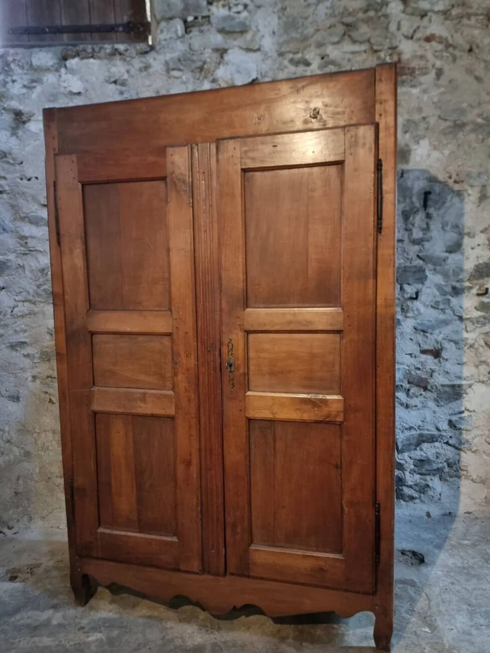 Armoire ancienne française en bois de cerisier XVIIIe siècle – Buffet rustique