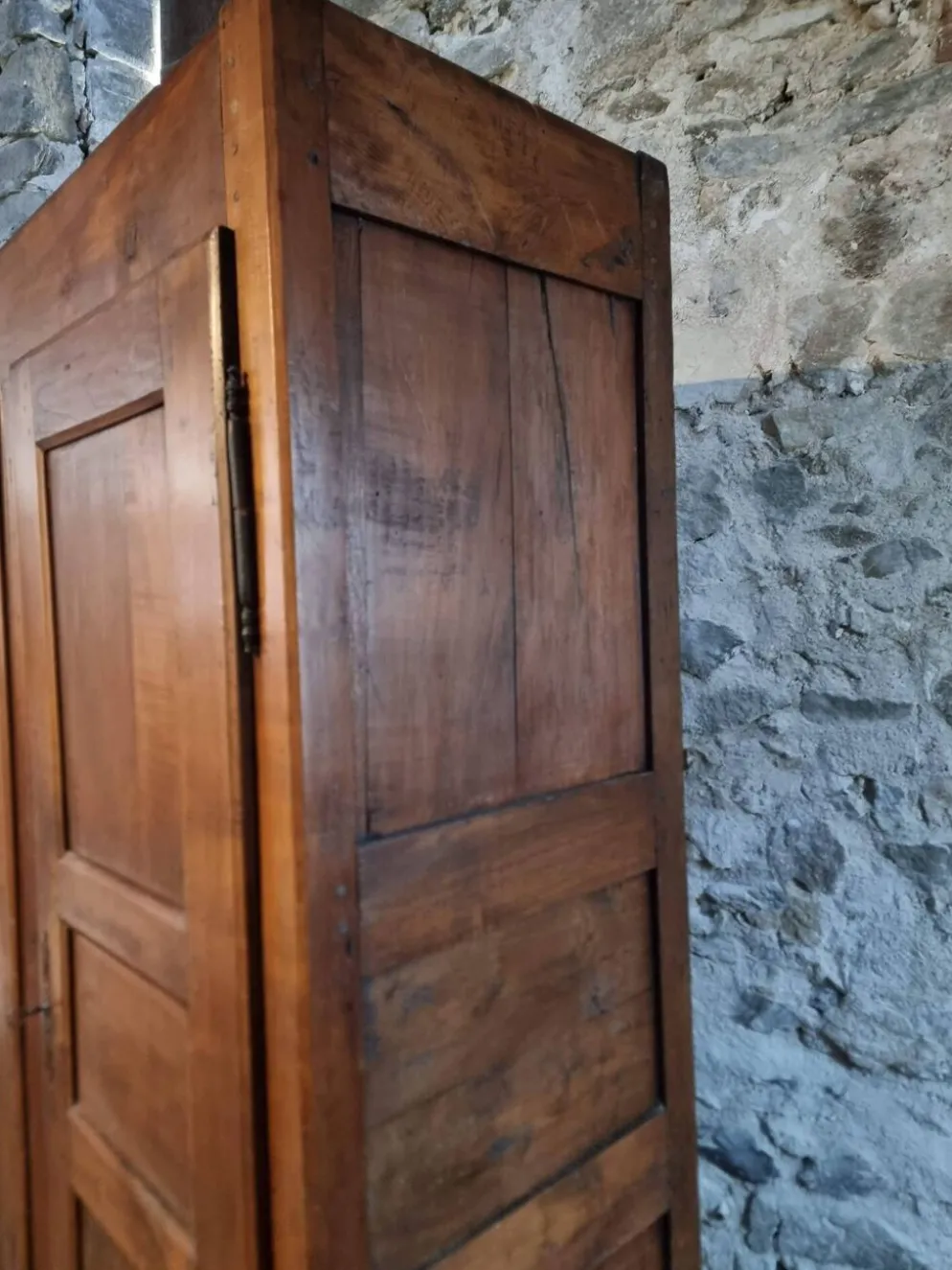 Armoire ancienne française en bois de cerisier XVIIIe siècle – Buffet rustique