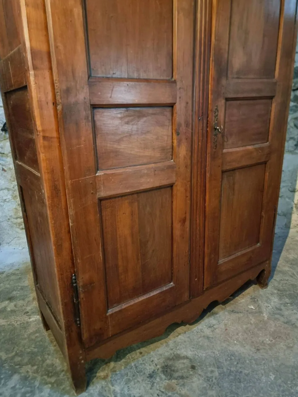 Armoire ancienne française en bois de cerisier XVIIIe siècle – Buffet rustique