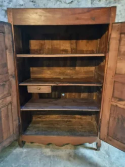 Armoire ancienne française en bois de cerisier XVIIIe siècle – Buffet rustique