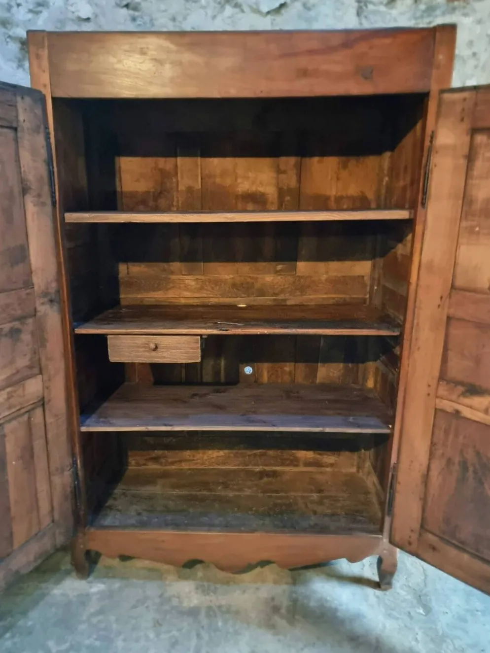 Armoire ancienne française en bois de cerisier XVIIIe siècle – Buffet rustique