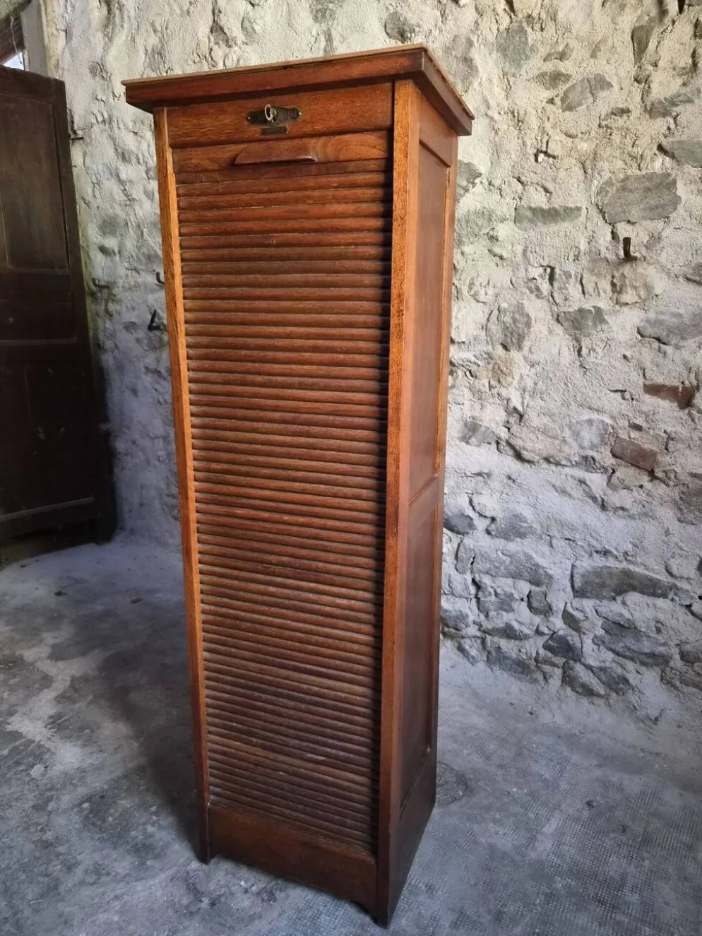 Armoire ancienne française à rideau en chêne, vers 1920–1930