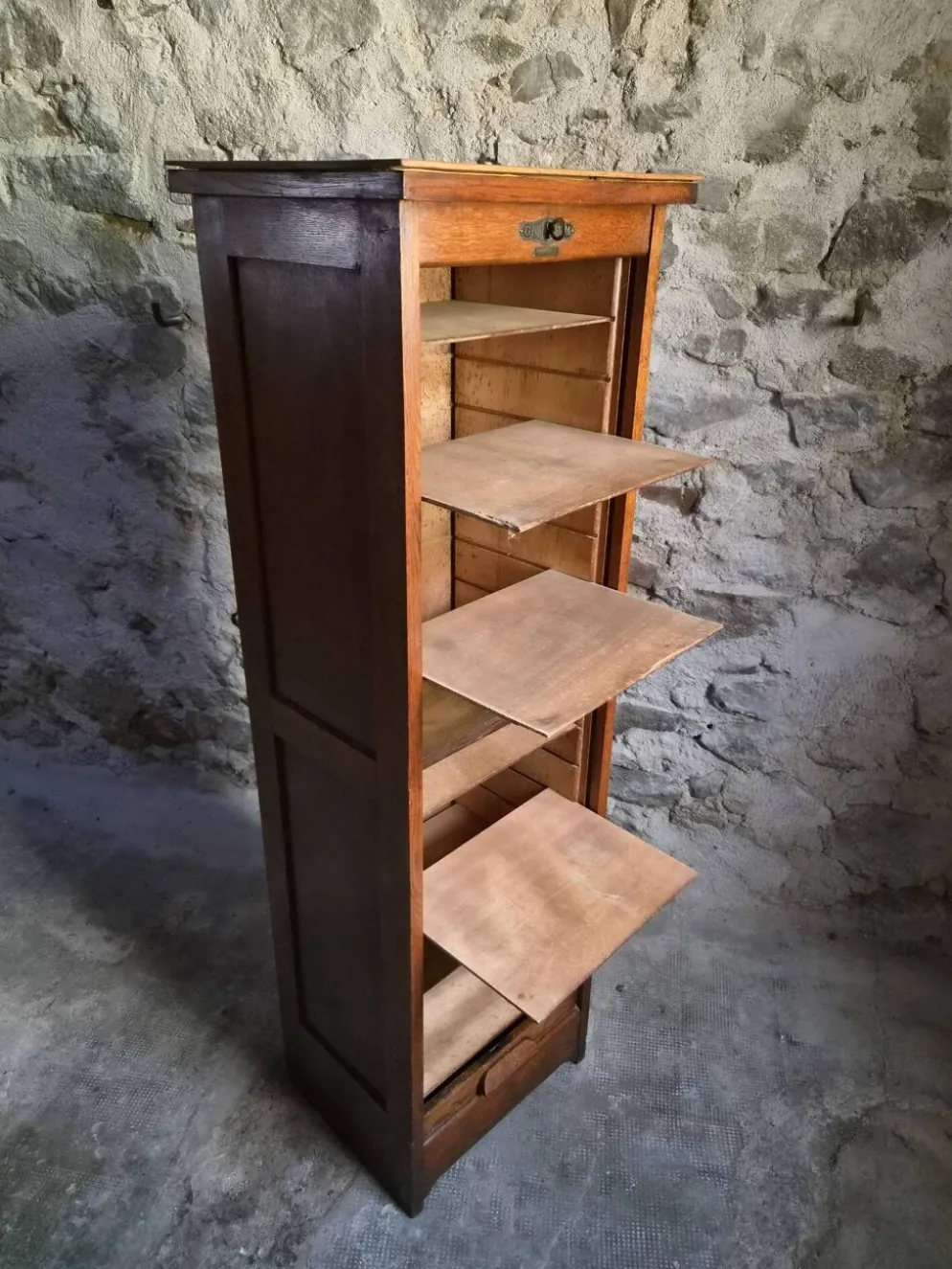 Armoire ancienne française à rideau en chêne, vers 1920–1930