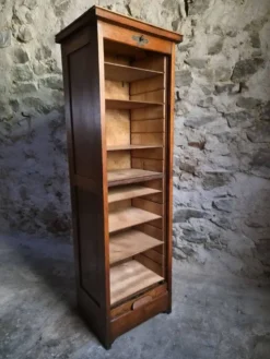 Armoire ancienne française à rideau en chêne, vers 1920–1930