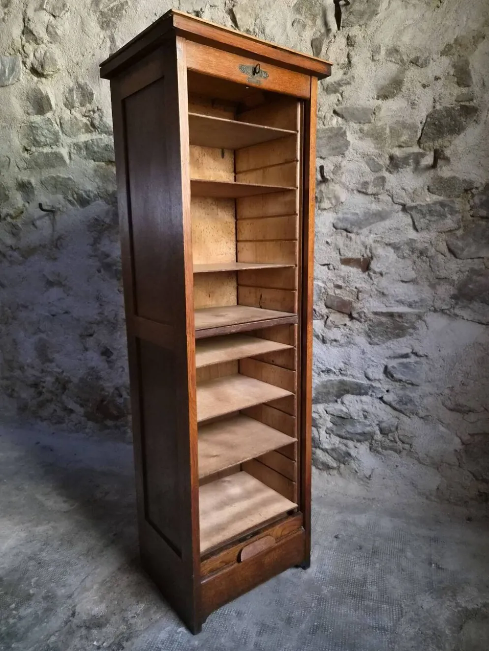 Armoire ancienne française à rideau en chêne, vers 1920–1930
