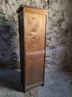 Armoire ancienne française à rideau en chêne, vers 1920–1930