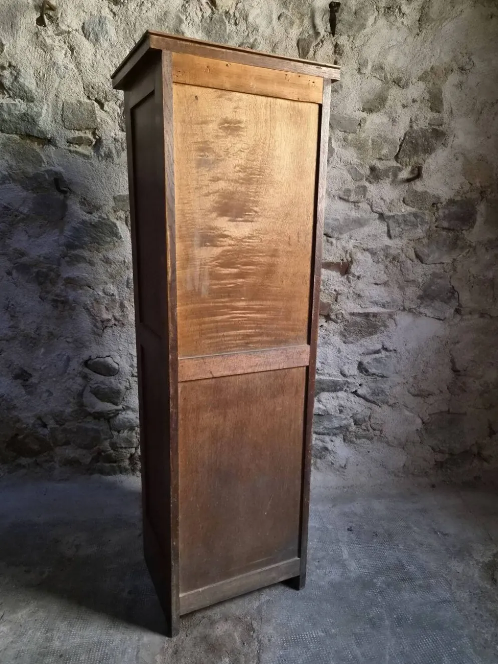 Armoire ancienne française à rideau en chêne, vers 1920–1930