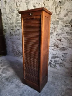 Armoire ancienne française à rideau en chêne, vers 1920–1930