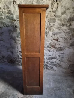 Armoire ancienne française à rideau en chêne, vers 1920–1930