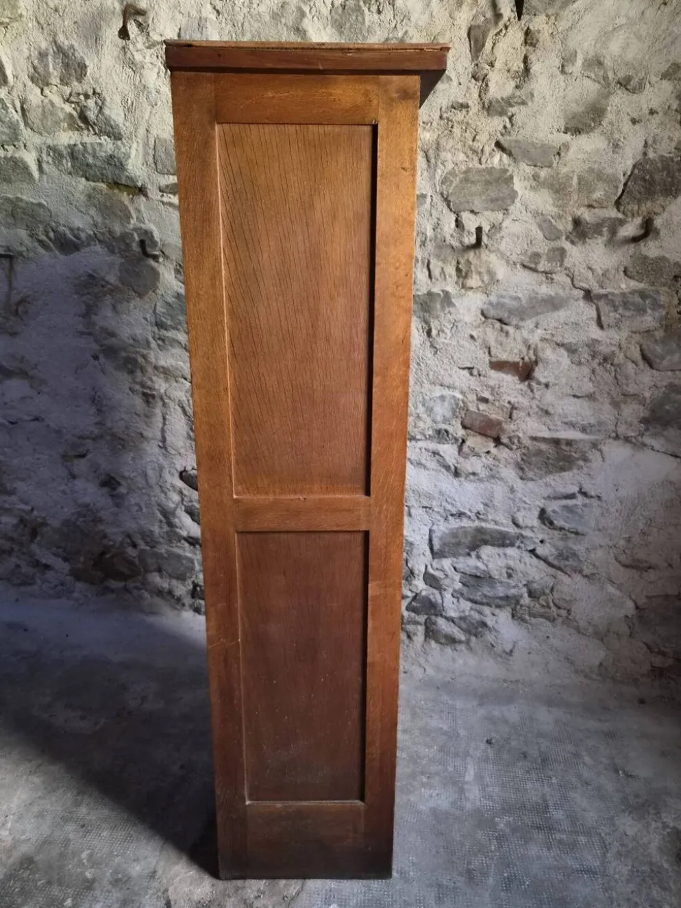 Armoire ancienne française à rideau en chêne, vers 1920–1930