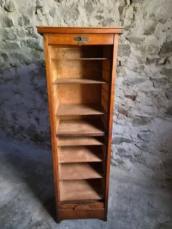 Armoire ancienne française à rideau en chêne, vers 1920–1930