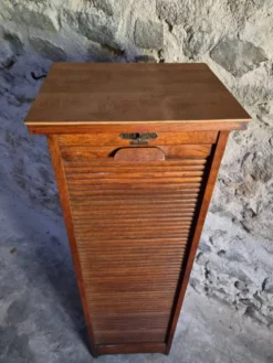Armoire ancienne française à rideau en chêne, vers 1920–1930