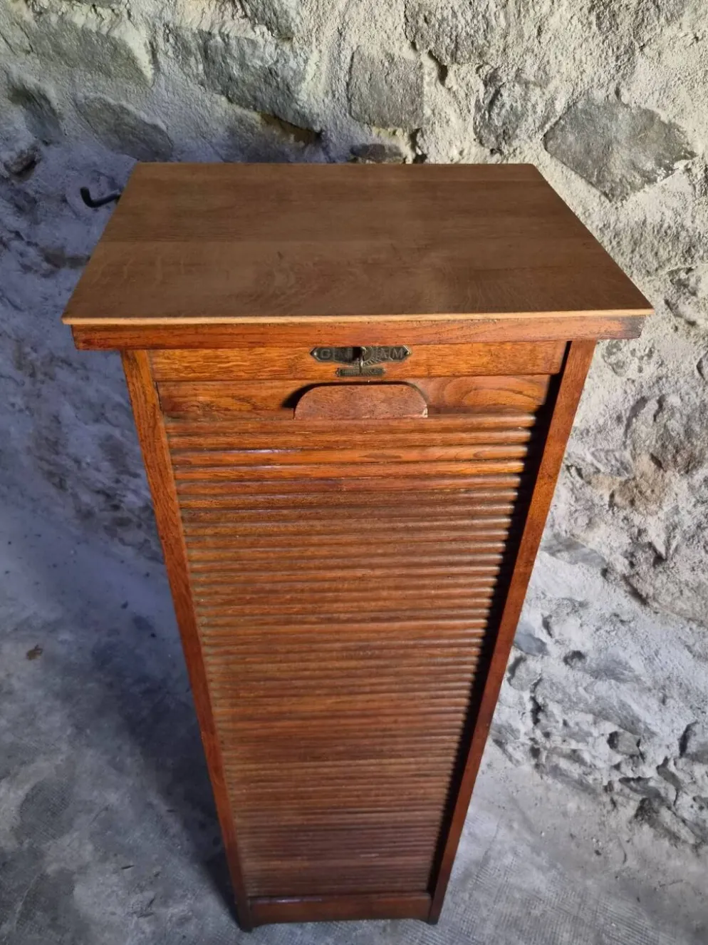 Armoire ancienne française à rideau en chêne, vers 1920–1930