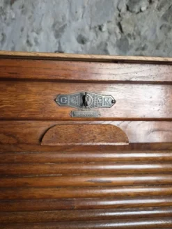 Armoire ancienne française à rideau en chêne, vers 1920–1930