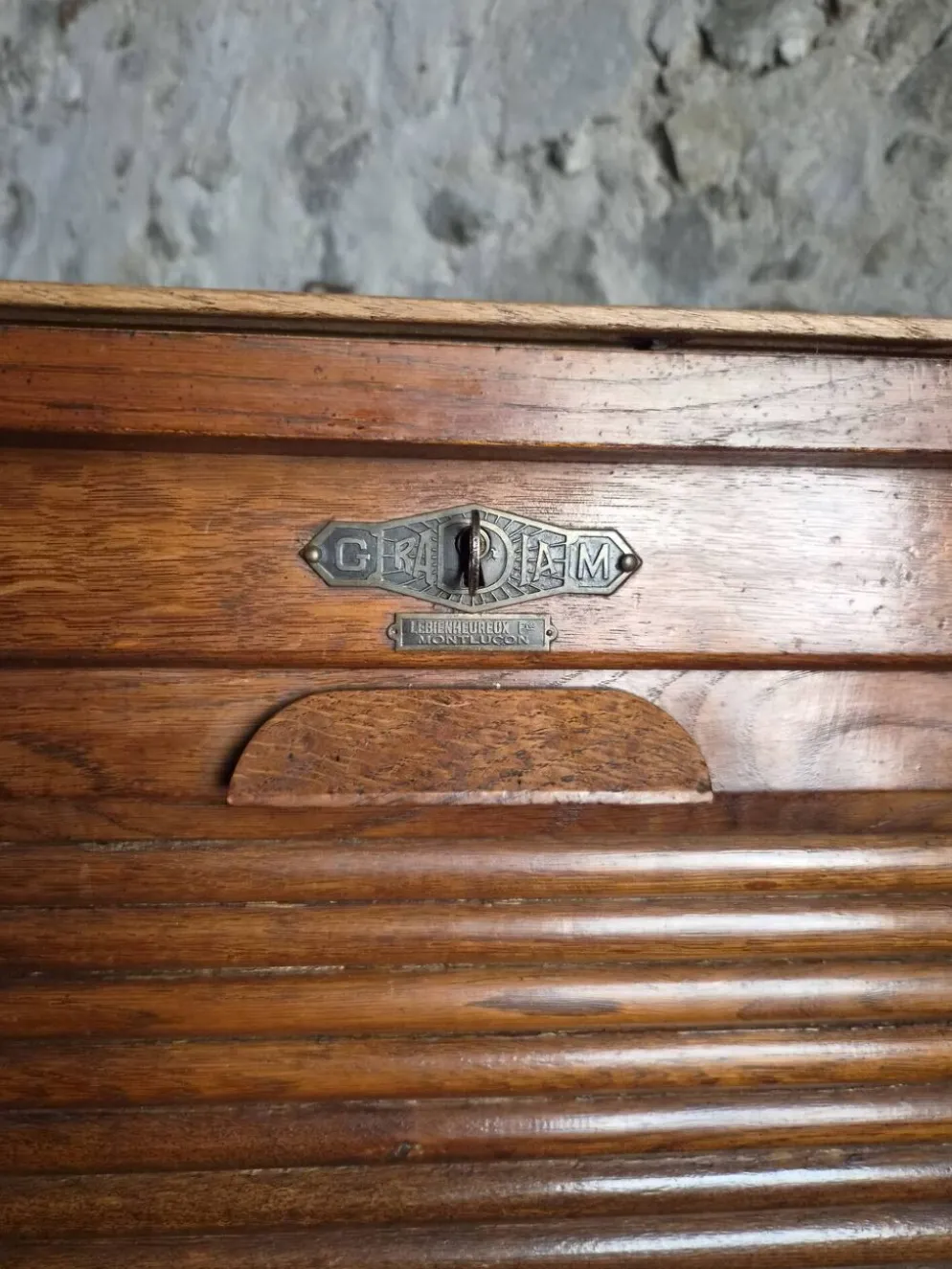 Armoire ancienne française à rideau en chêne, vers 1920–1930