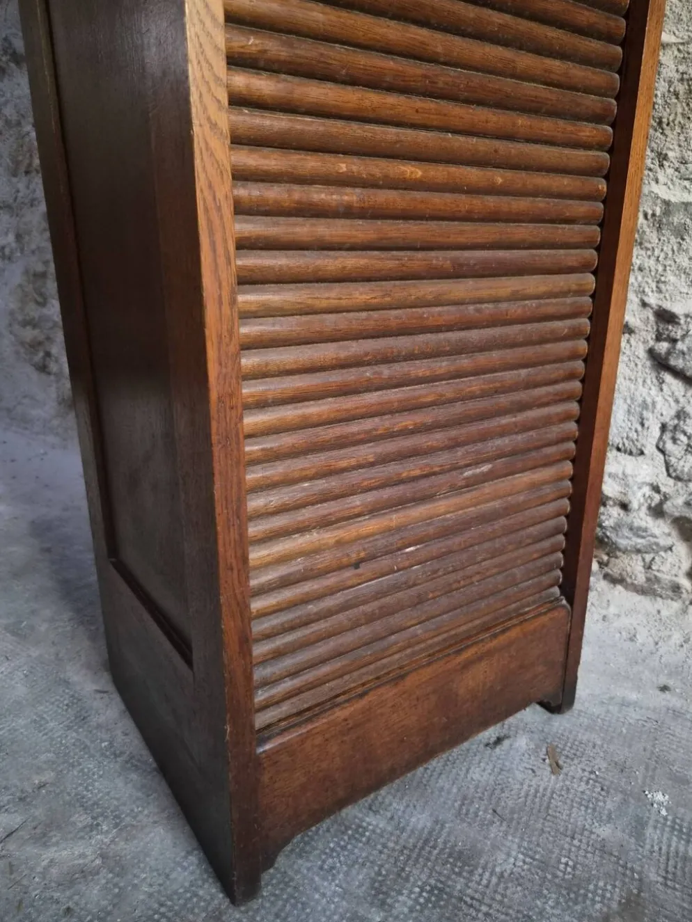 Armoire ancienne française à rideau en chêne, vers 1920–1930