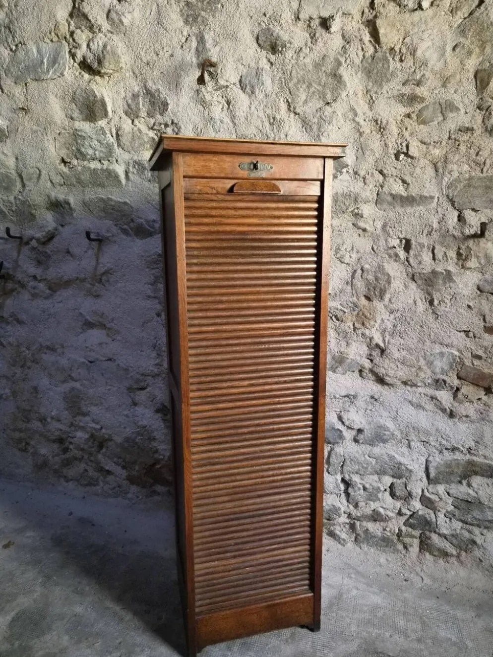 Armoire ancienne française à rideau en chêne, vers 1920–1930