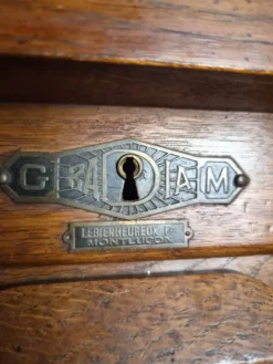 Armoire ancienne française à rideau en chêne, vers 1920–1930