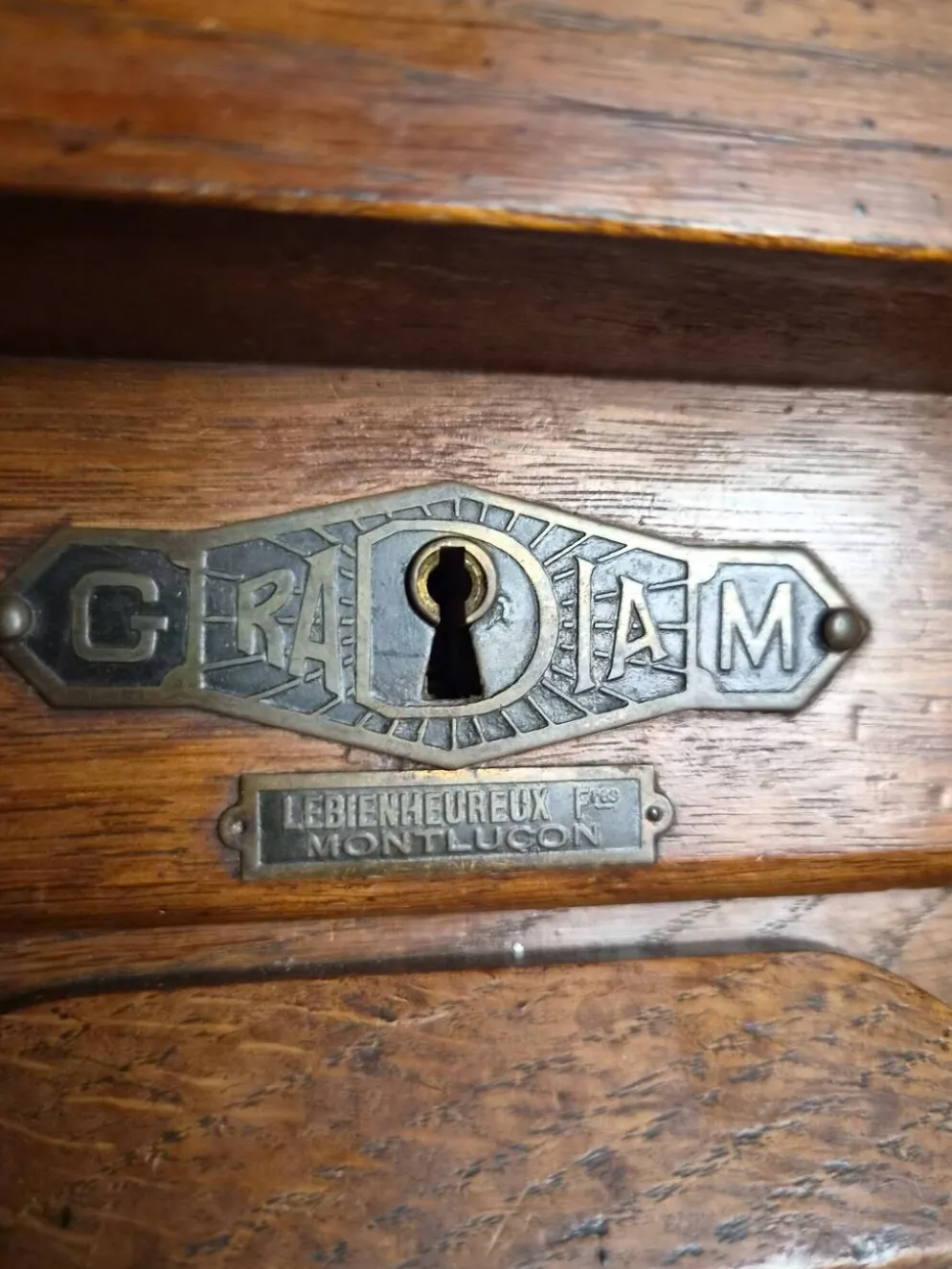 Armoire ancienne française à rideau en chêne, vers 1920–1930