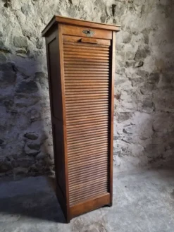 Armoire ancienne française à rideau en chêne, vers 1920–1930