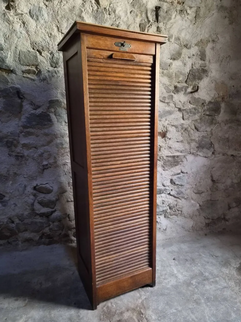 Armoire ancienne française à rideau en chêne, vers 1920–1930