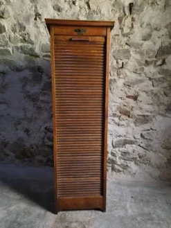 Armoire ancienne française à rideau en chêne, vers 1920–1930