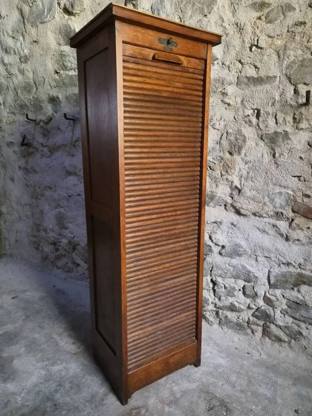 Armoire ancienne française à rideau en chêne, vers 1920–1930