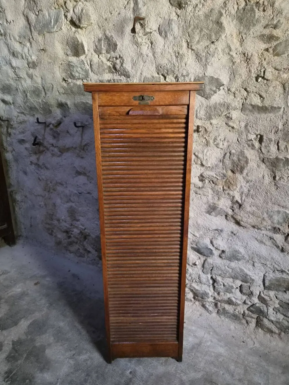 Armoire ancienne française à rideau en chêne, vers 1920–1930