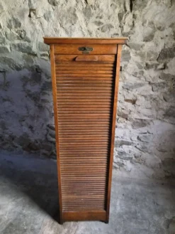 Armoire ancienne française à rideau en chêne, vers 1920–1930