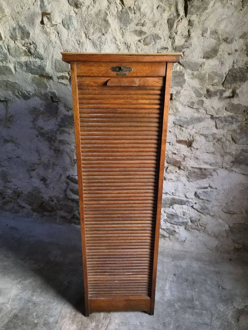 Armoire ancienne française à rideau en chêne, vers 1920–1930