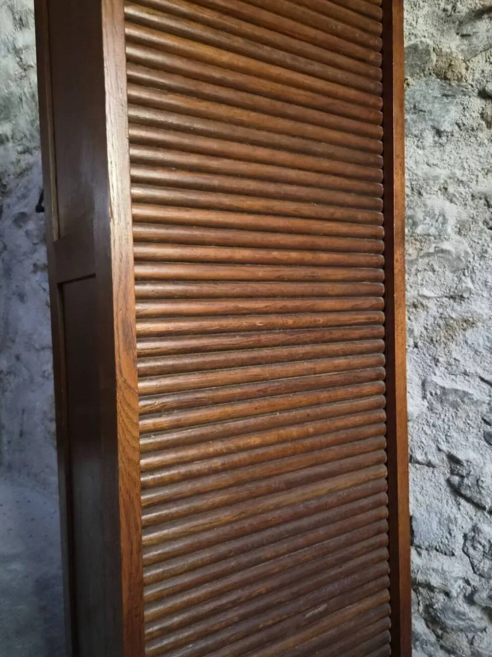 Armoire ancienne française à rideau en chêne, vers 1920–1930