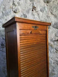 Armoire ancienne française à rideau en chêne, vers 1920–1930