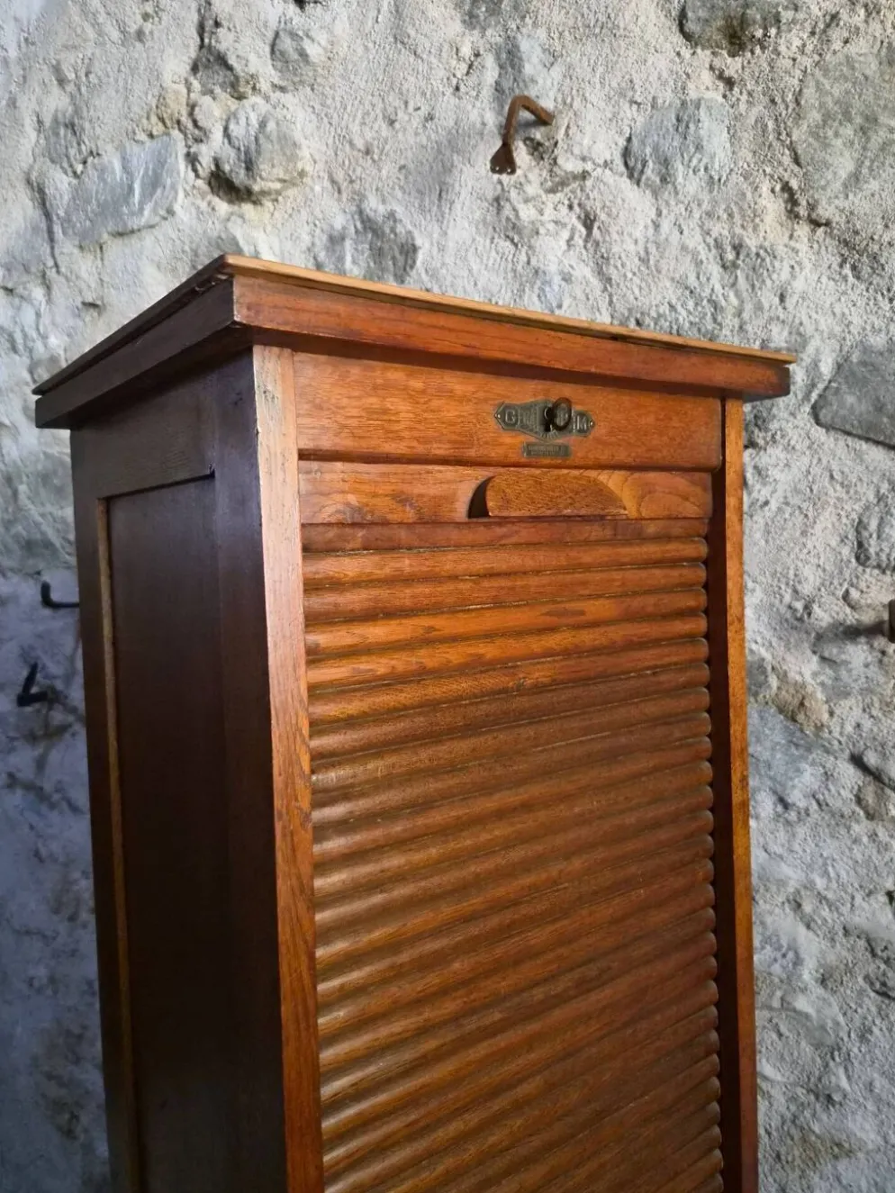 Armoire ancienne française à rideau en chêne, vers 1920–1930