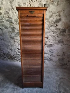 Armoire ancienne française à rideau en chêne, vers 1920–1930