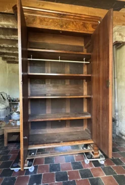Armoire ancienne Louis-Philippe en loupe de noyer