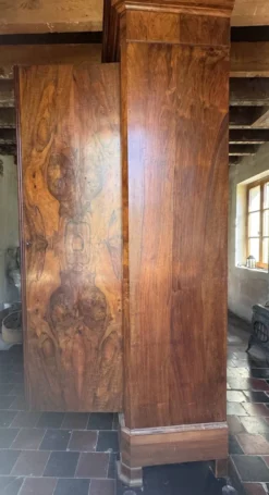 Armoire ancienne Louis-Philippe en loupe de noyer